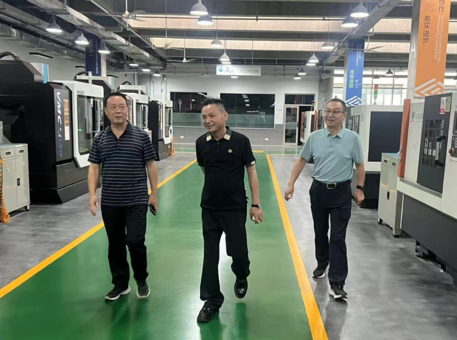 河南天之鹰科技有限公司董事长王志诚、总经理李玉冰莅临机电工程学院考察交流